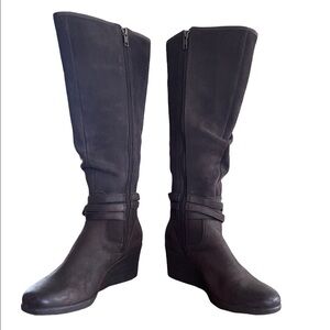 UGG Tall Lesley boot in brown. Size 8